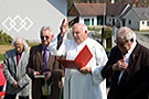 Diakon Peter Graf segnet den Gedenkstein der Bundesleitung Pensionisten in der GÖD