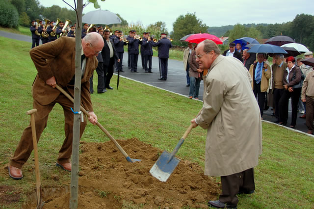 DSC_2326_27.EBV22_Stegersbach_2008_Baumpflanzung